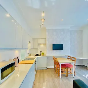 Center With Free Private Parking , York United Kingdom
